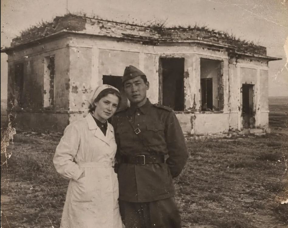 1945 ОНД ДОРНОДЫН “ӨНЧИН ЦАГААН” БАЙШИНГААС ОРОС ЭМЧ БҮСГҮЙ, ЦЭРГИЙН ЗАЛУУ ХОЁР УЛ МӨРГҮЙ АЛГА БОЛЖЭЭ...ХАРИН 53 ЖИЛИЙН ДАРАА...